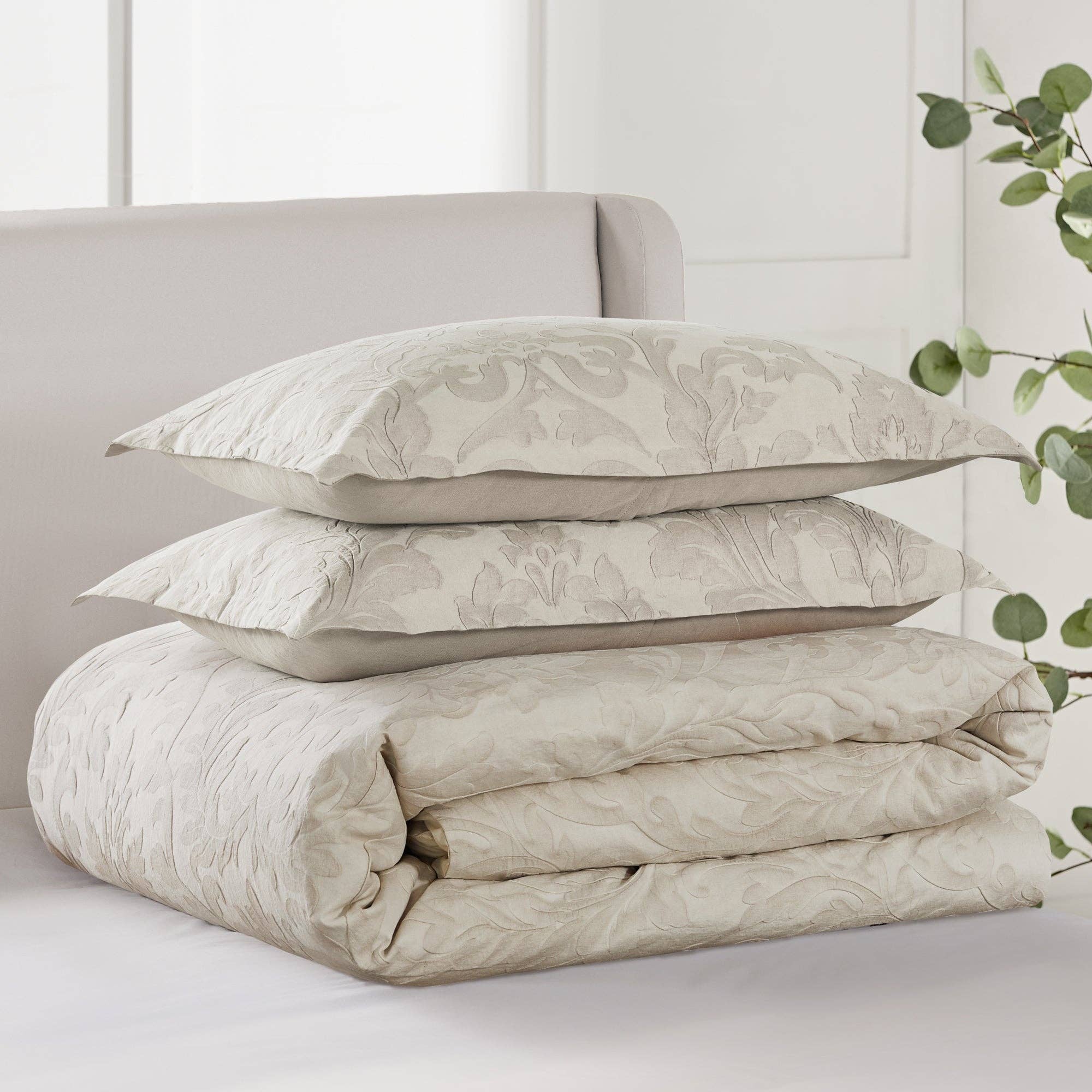 Alessio Comforter Set: Beige / Twin/Twin XL